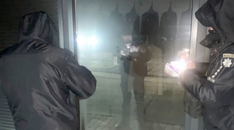 Підпал магазину в Первомайську: у поліції повідомили подробиці та показали затримання підозрюваних (відео)