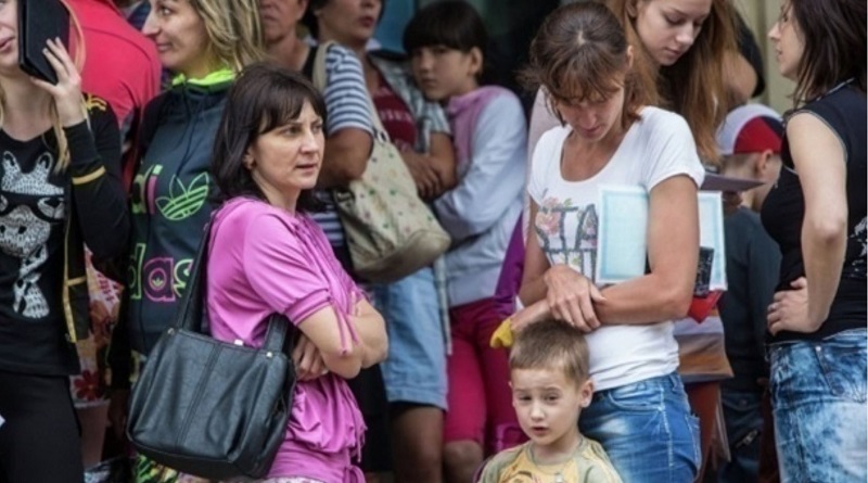 Майже дев'ять мільйонів українців перебувають за кордоном, - демограф